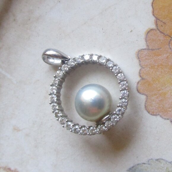 Vintage 14kt white gold Diamond Pearl Pendant